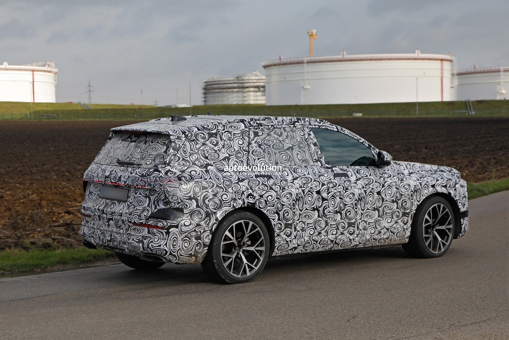 2027 Audi Q7 Spied Testing With Go Faster SQ7 Sibling Autoevolution